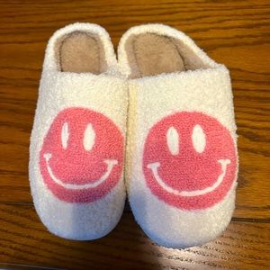Retro fuzzy face slippers for women size 8.5-10